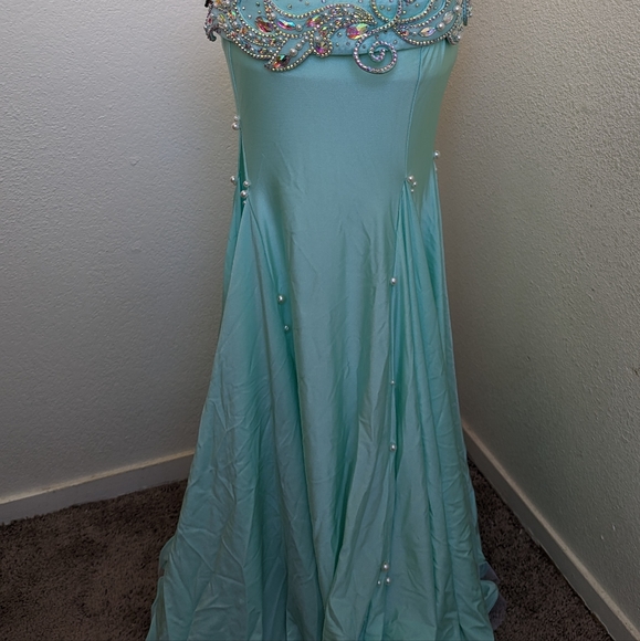 Mint professional bellydance costume - Picture 3 of 7